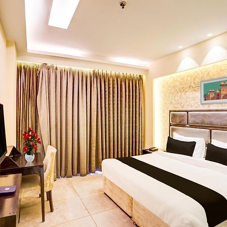 Отель Super Townhouse Pitampura West Enclave Дели Экстерьер фото