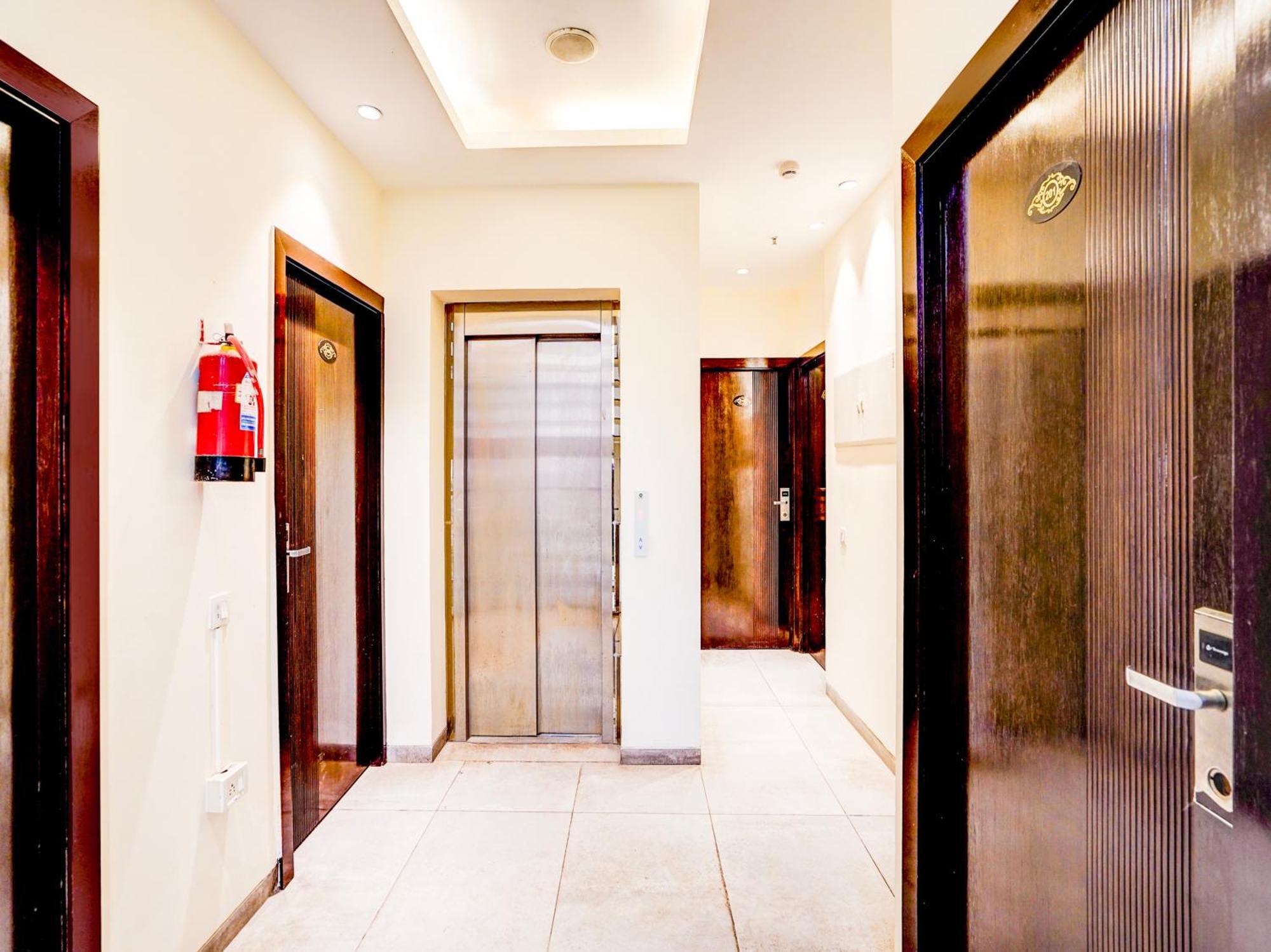 Отель Super Townhouse Pitampura West Enclave Дели Экстерьер фото