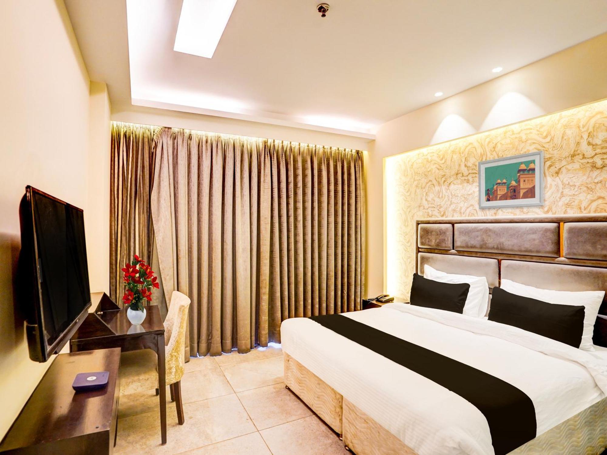 Отель Super Townhouse Pitampura West Enclave Дели Экстерьер фото