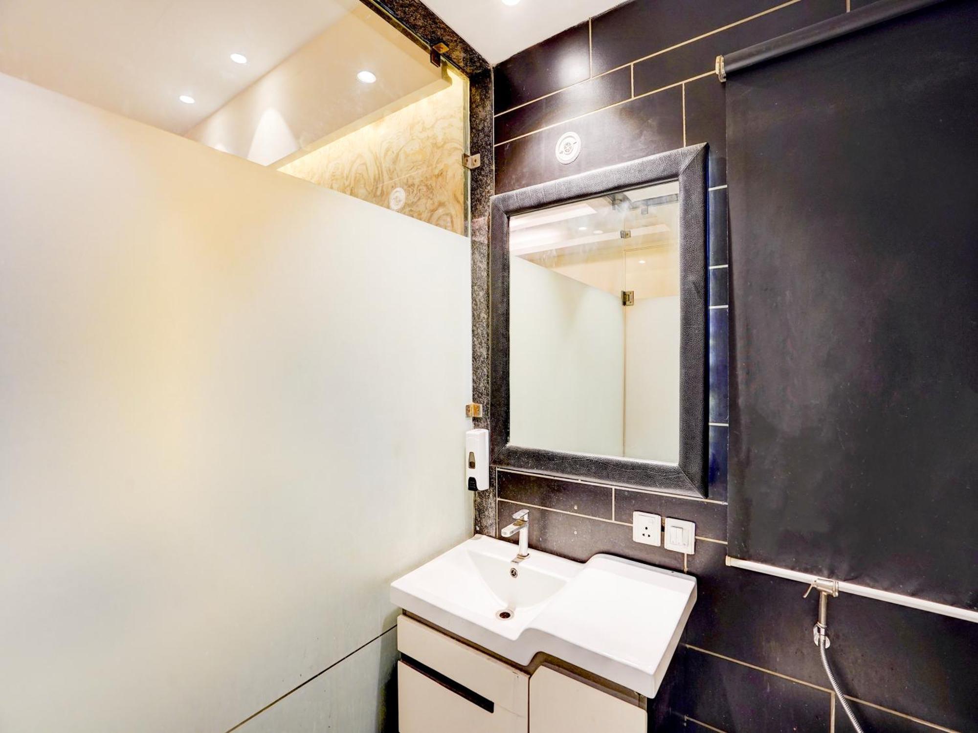 Отель Super Townhouse Pitampura West Enclave Дели Экстерьер фото